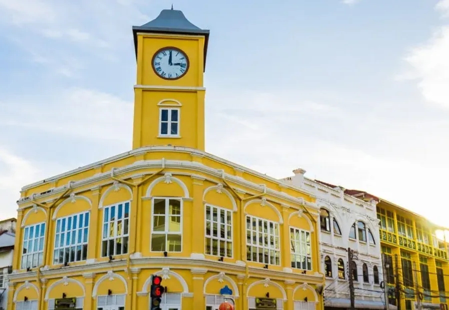 La tour de l’horloge jaune sino-portugaise à l’angle d’une rue du vieux Phuket