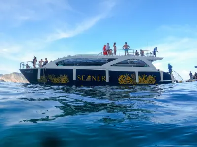 เรือสปีดคาตามารันของ Seanery กลางทะเล มีนักท่องเที่ยวอยู่บนดาดฟ้าชั้นบน