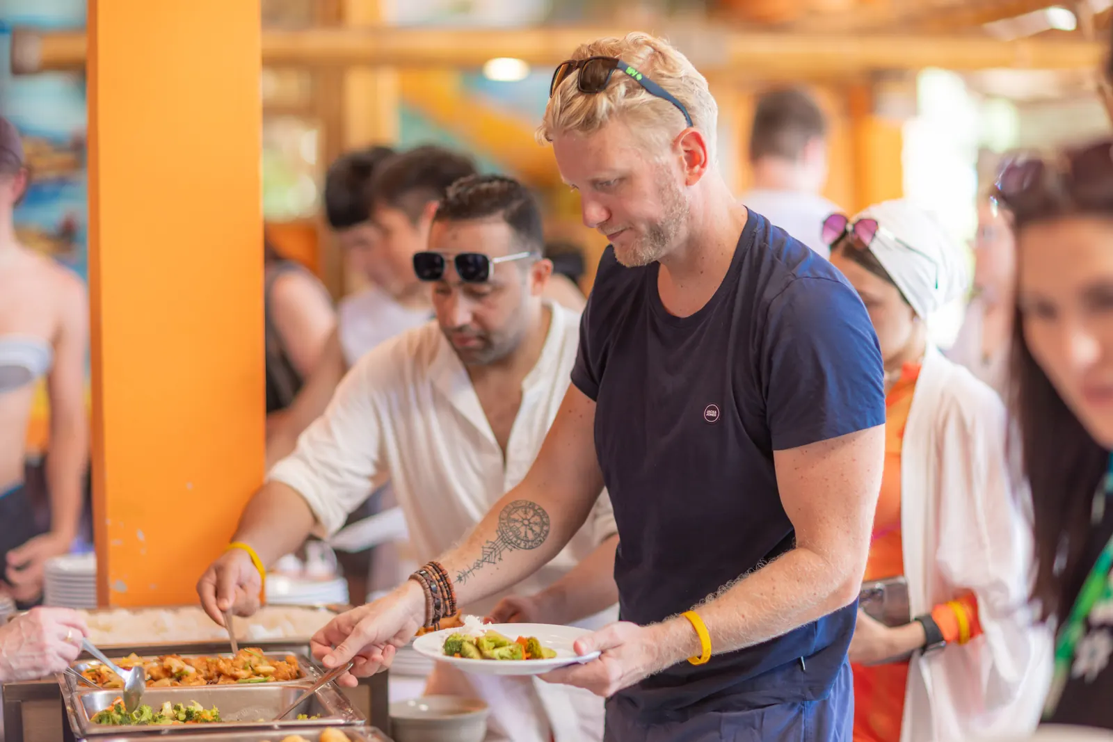 นักท่องเที่ยวตักอาหารบุฟเฟต์มื้อกลางวัน