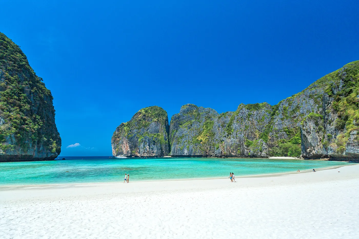 หาดทรายสีขาวระหว่างหน้าผาหินปูน
